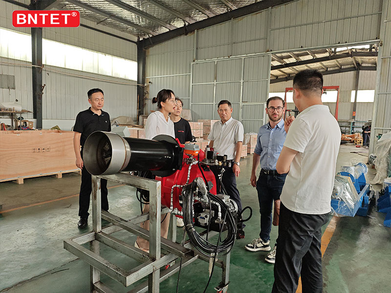 French-customers-check-the-performance-of-waste-oil-burner04.jpg